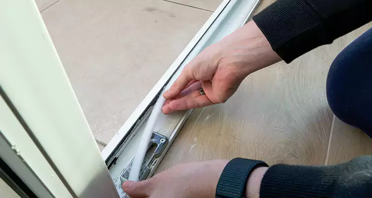 Garage Door Off Track Repair in Town 'n' Country, FL