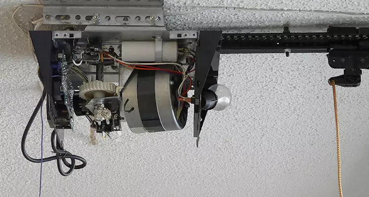 Emergency Garage Door Opener Repair in Town 'n' Country, FL
