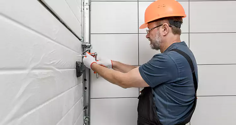 Emergency Garage Door Repair in Town 'n' Country, FL