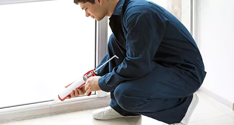 Window Glass Caulk Repair in Town 'n' Country, FL